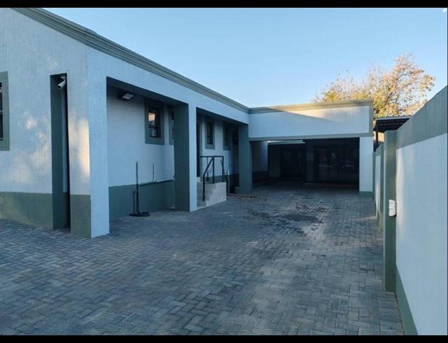 1,040M² OFFICE FOR SALE IN VANDERBIJLPARK SW 5